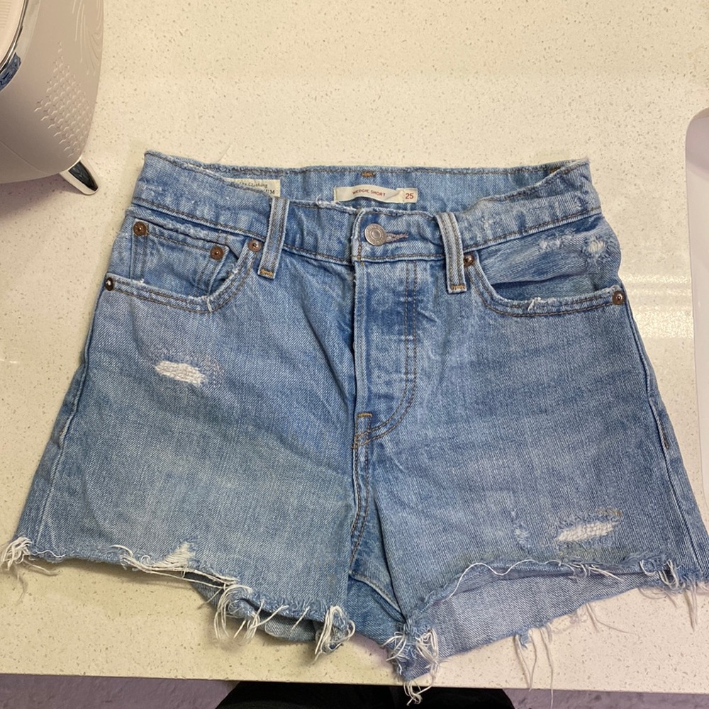 Levi’s Premium Denim Wedgie Shorts / light wash / size 25